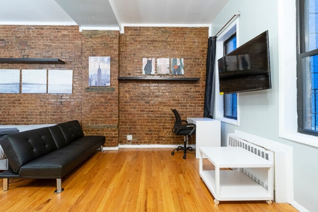 Building Photo - 335 E 94th St