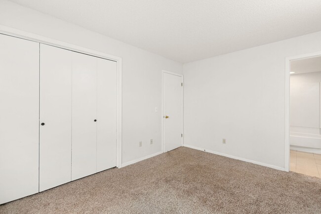 Building Photo - 2 Bed 2 Bath condo in great location!