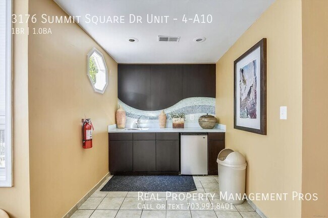 Building Photo - 3176 Summit Square Dr