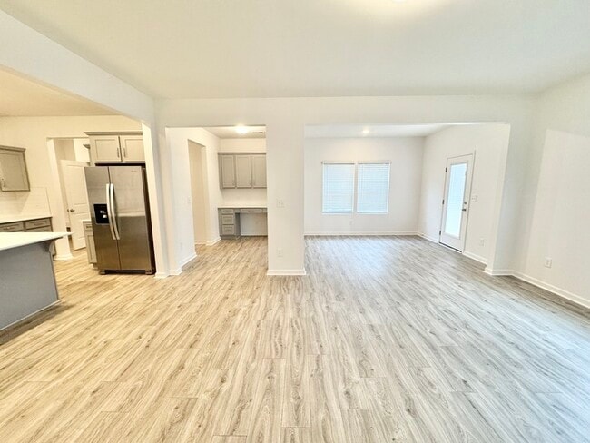 Building Photo - Spacious three bedroom 2 1/2 bathroom with large loft area - SPRING SPECIAL