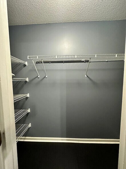Building Photo - 906 Litchfield Way