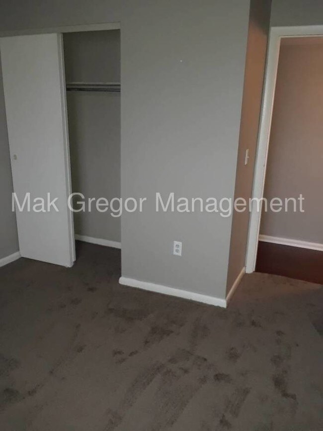 Building Photo - 2 BDRM Apt, New Flooring, Appliances, C/A.