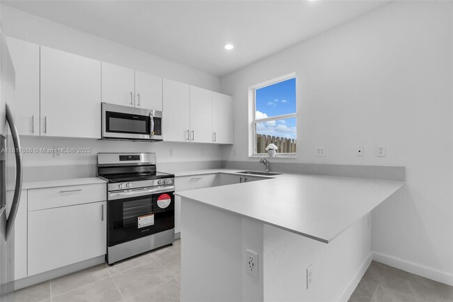 Building Photo - 2807 SE 26th Ave