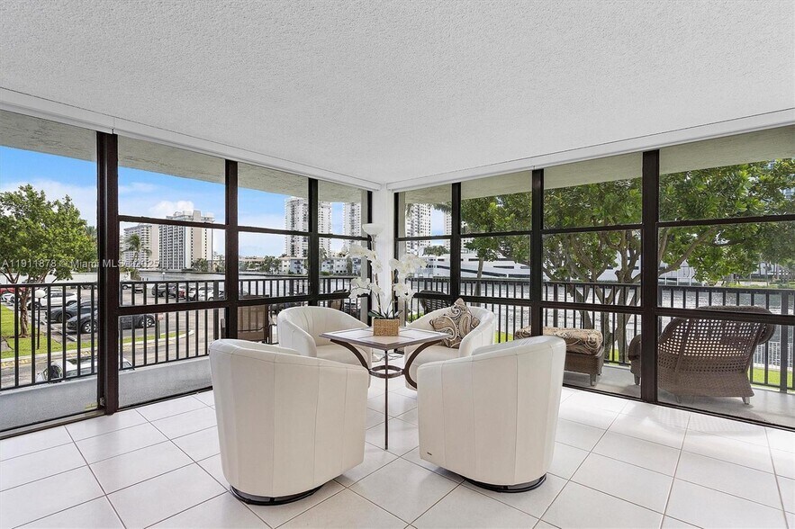 Building Photo - 1000 Parkview Dr