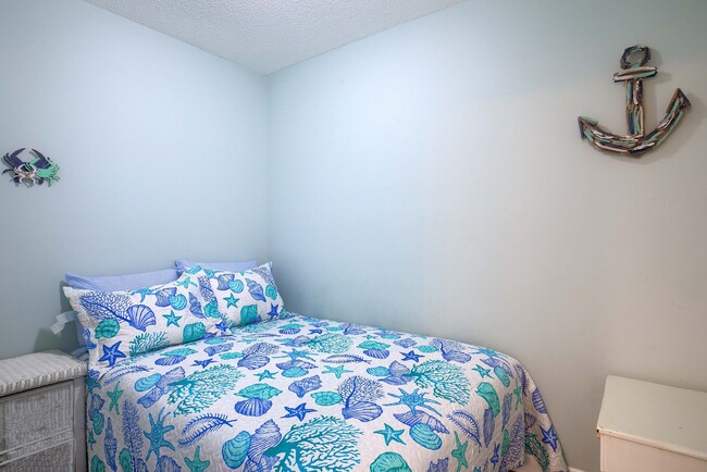Building Photo - FURNISHED OFF-SEASON MONTHLY RENTAL-STARTI...