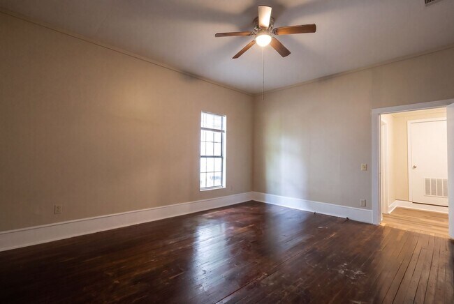 Building Photo - Classic Charm with Modern Updates – Spacious 4 Bedroom Rental