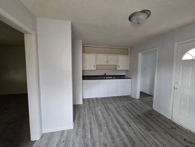 Building Photo - 3 bed 1 bath house