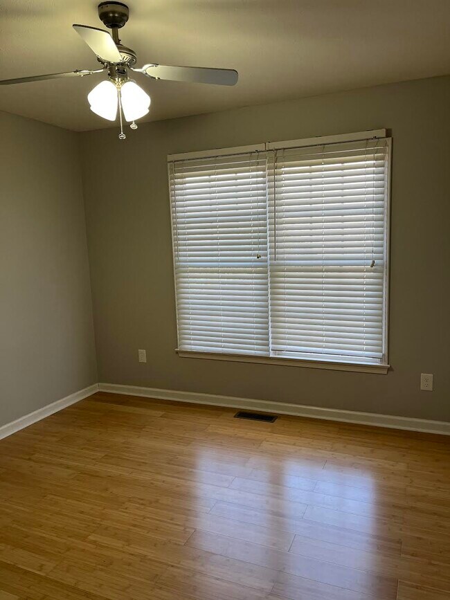 Building Photo - 250 Windwood Dr