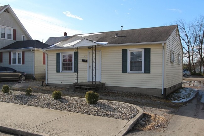 Building Photo - PRELEASING for AUGUST! Close to Campus