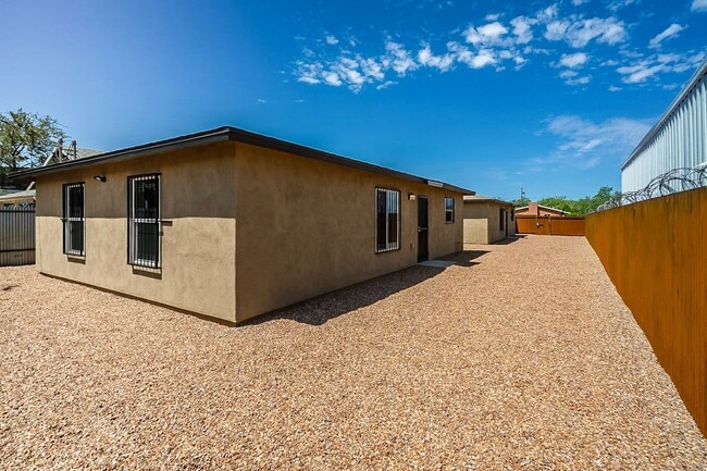 Building Photo - 615 S Santa Rita Ave
