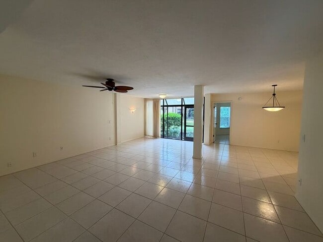 Building Photo - Spacious 2 Bedroom, 2 Bathroom Condo in Gated Lake Pineloch Village!
