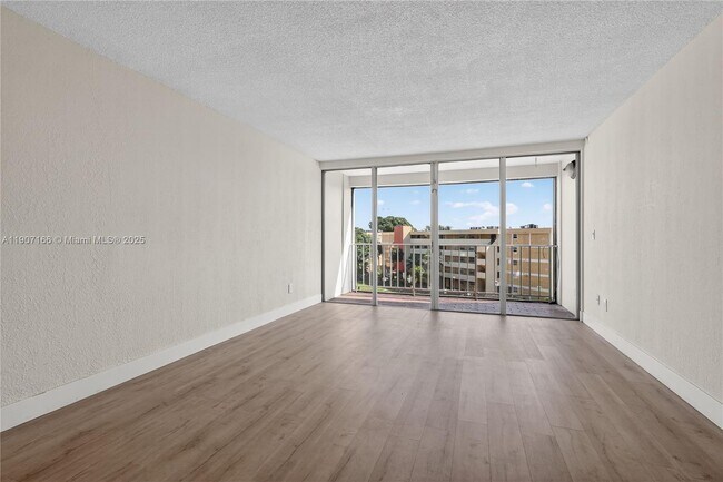 Building Photo - 9210 Fontainebleau Blvd