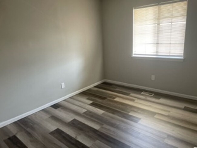 Building Photo - Updated 3 Bed/2 Bath Townhome Lee's Summit...