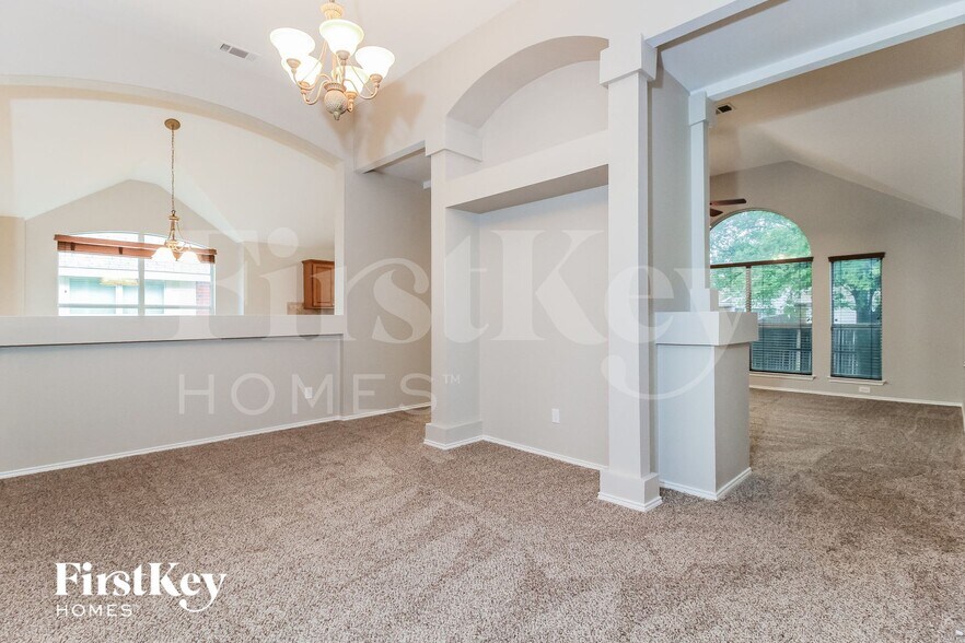 Building Photo - 1233 Logan Dr