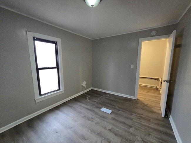 Building Photo - 214 Edwards St