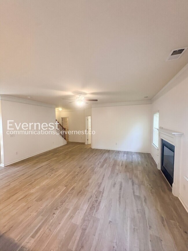 Building Photo - Spacious Home with Fenced Yard & Garage Access / 4 Bed & 3.5 Bath / Voucher Accepted / Pet-friend...