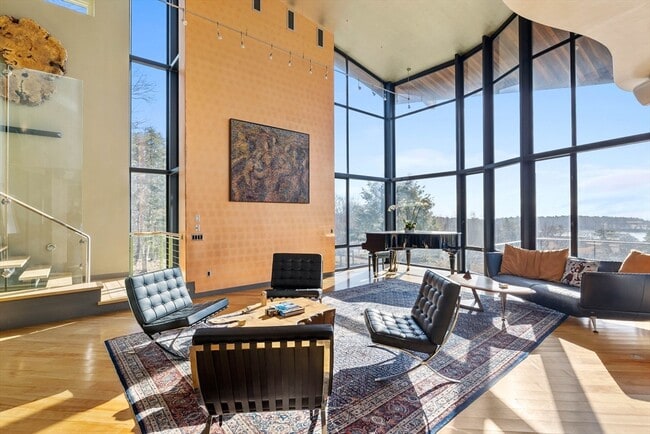 Building Photo - 370 Summer St