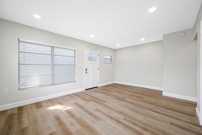 Building Photo - Davis Islands 1/1 Renovated Apartment - IN...