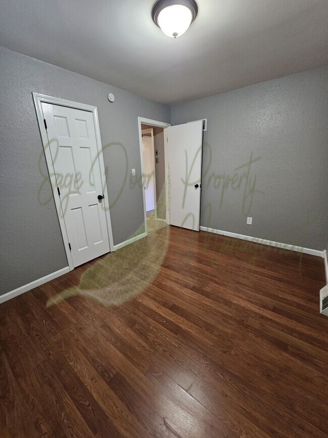 Building Photo - BEAUTIFUL UPDATES!!