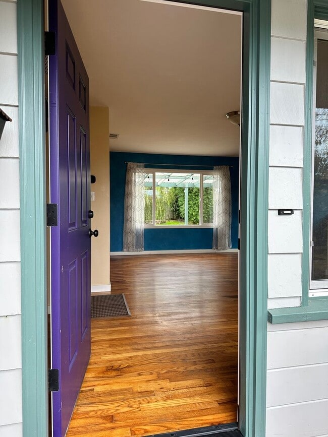 Building Photo - 2 Bedroom/ 1 Bath House in Eureka, Single car Garage with Washer & Dryer included!!