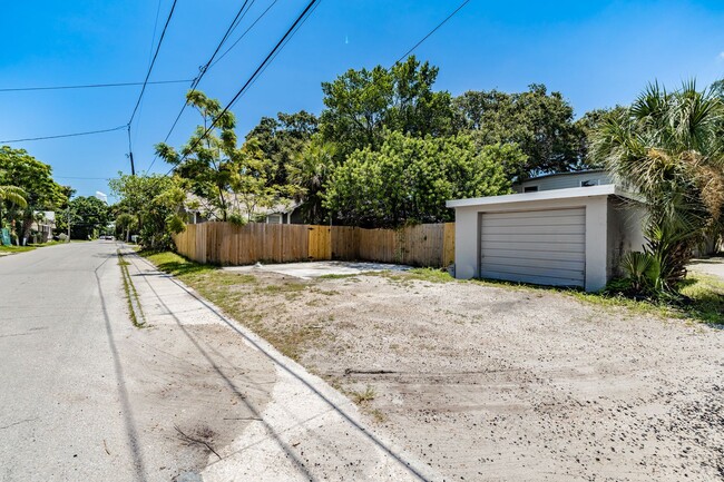 Building Photo - JUST REDUCED- Adorable 3/2 Bungalow Availa...