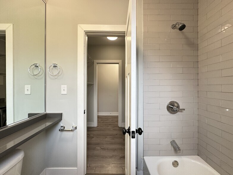 Building Photo - 722 W Brompton
