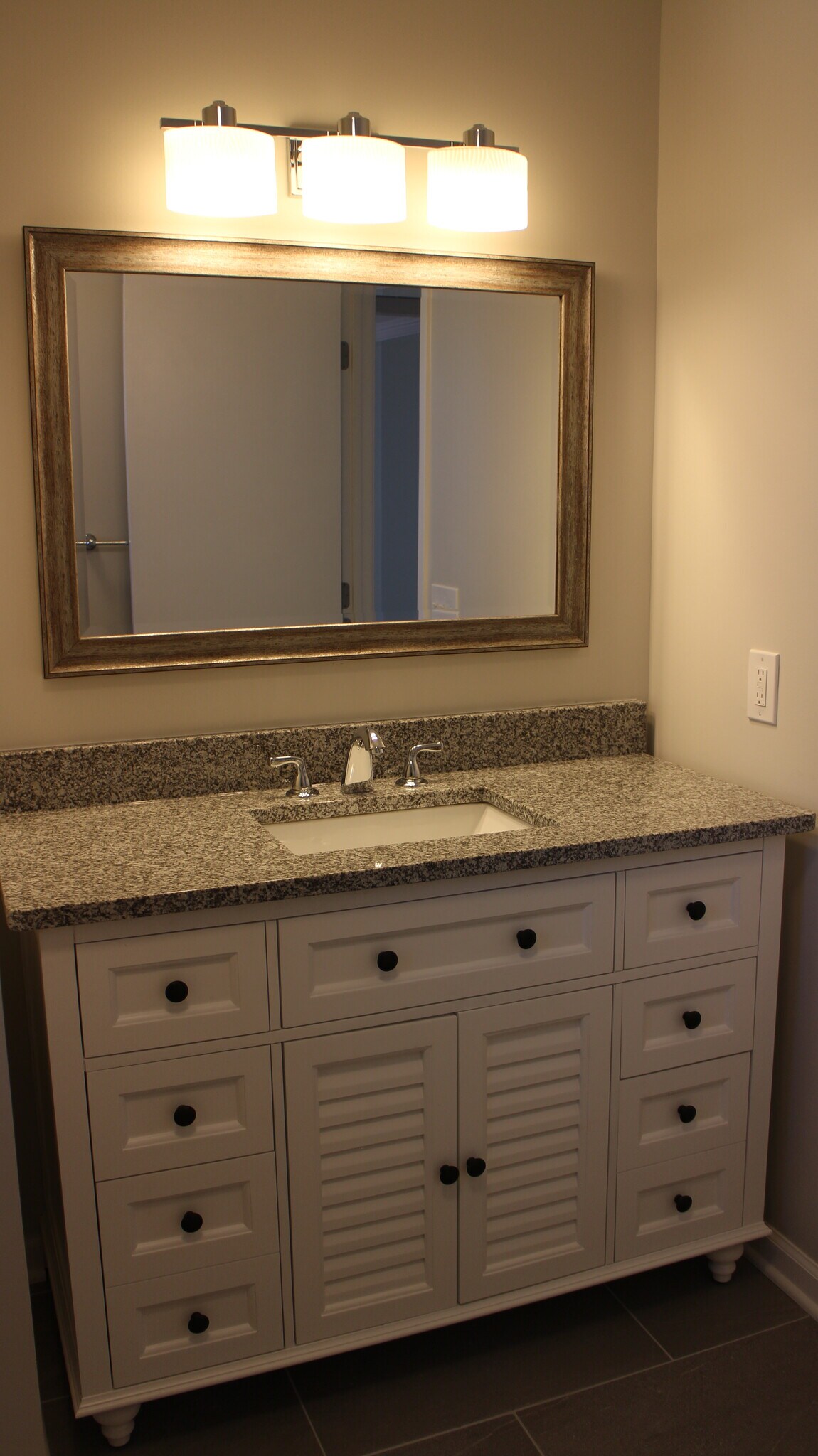 Guest bathroom. - 2614 Edge O Lake Dr