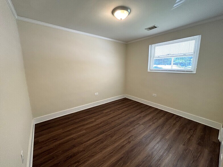 Building Photo - 950 Venita Dr