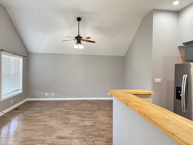 Building Photo - Cute 3 Bedroom Ranch in Fox Crossing! Conv...