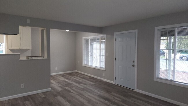 Primary Photo - Beautiful 4 Bedroom 2 Bath Home Centrally ...