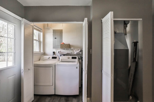 Building Photo - 711 N Elm Ave