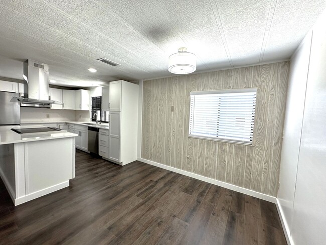 Building Photo - Stunning 2/2 Home in 55+ Leesure Village