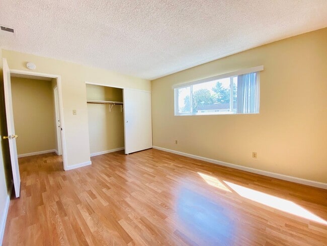 Building Photo - Condo Overlooking the American River!