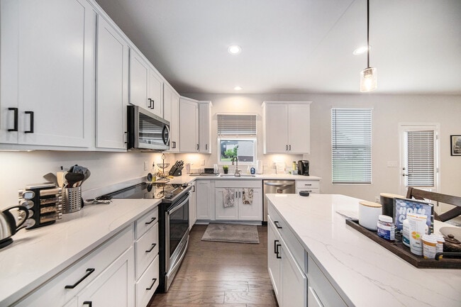 Building Photo - 882 Groveland Cir