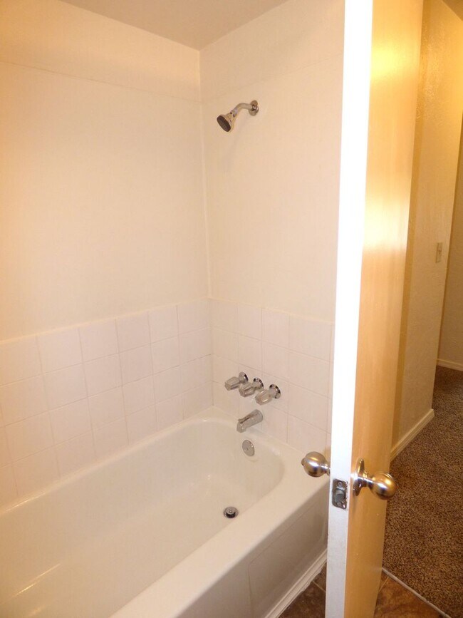 Building Photo - Rent Special: 1/2 Off July's Rent!! Ground Level 1 Bedroom 1 Bath W/ AC