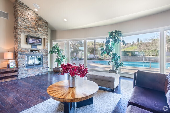 Interior Photo - Twin Creeks