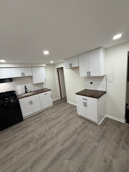 Building Photo - 628 Church St