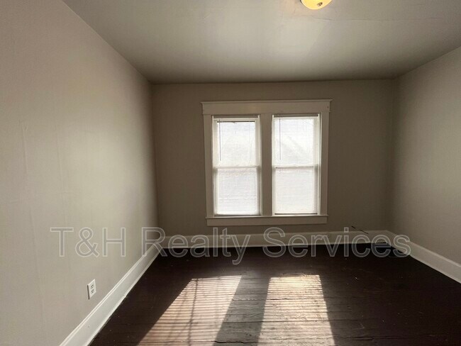 Building Photo - 417 N Rural St