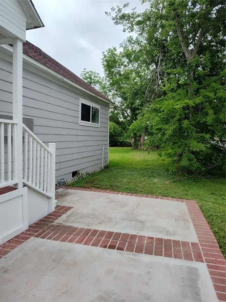 Building Photo - 527 W 6th St