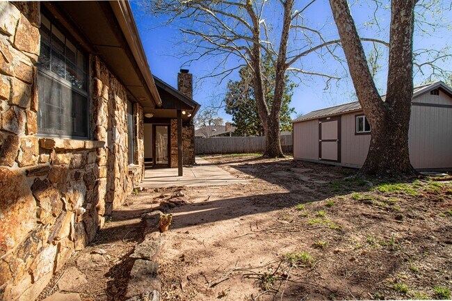 Building Photo - 3 Bed 1.5 Bath in Carl Albert School District