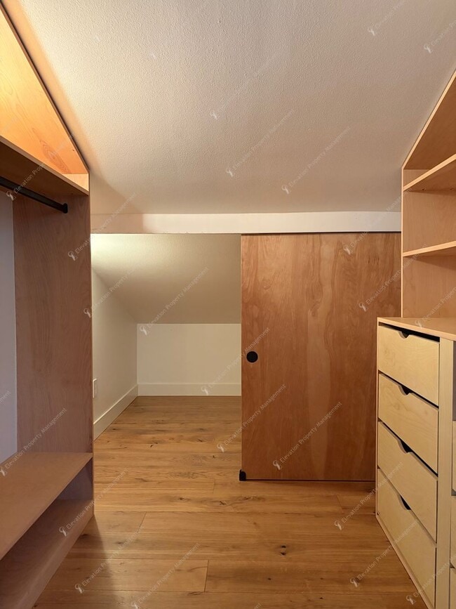 Building Photo - Find a piece of serenity in Historic Old Bend! (Unfurnished)