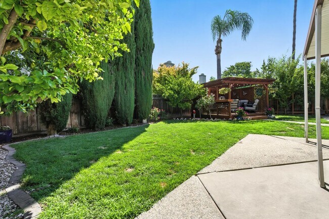 Building Photo - WILLOW GLEN - Beautifully updated with hig...