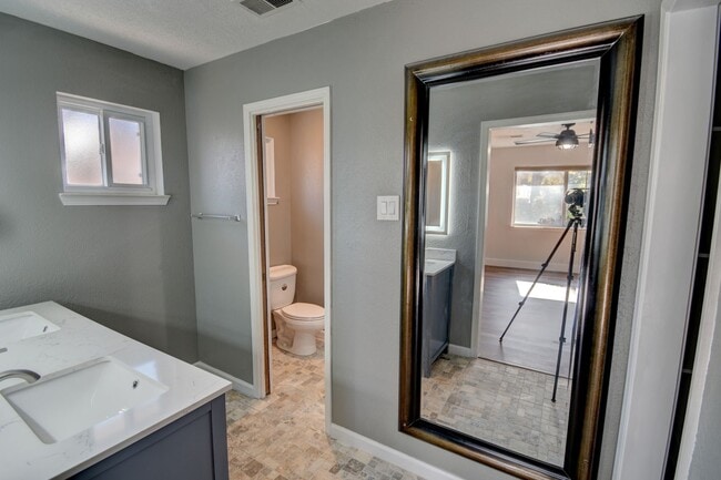 Building Photo - Beautiful Estate in the Heart of the NE Heights