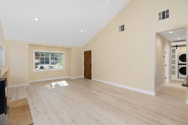 Building Photo - A Stunning 3 bed in Woodland Hills