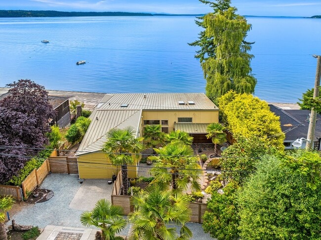 Building Photo - Three Tree Point beach front home - 3+ bedroom & 4.5 bathrooms ready for move in NOW!