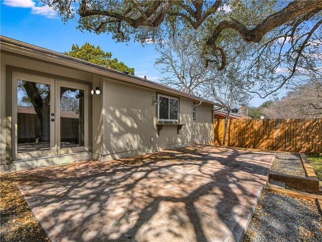 Building Photo - 11711 Oak Knoll Dr