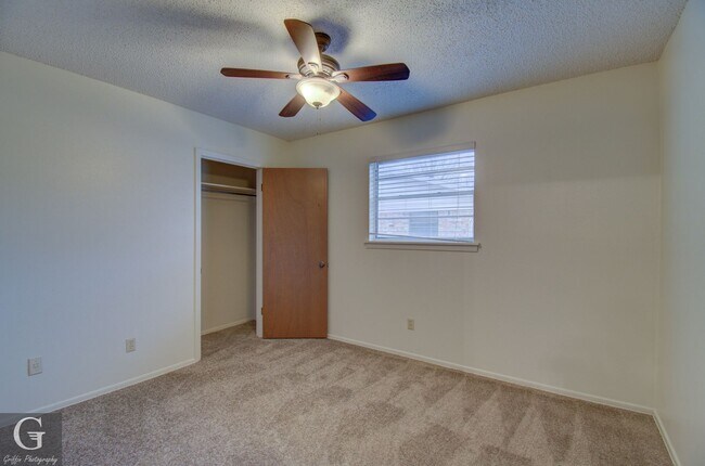Building Photo - 4 bedroom 2 bathroom