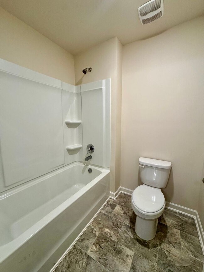 Building Photo - Beautiful 5 bedroom, 3 full bath home in D...