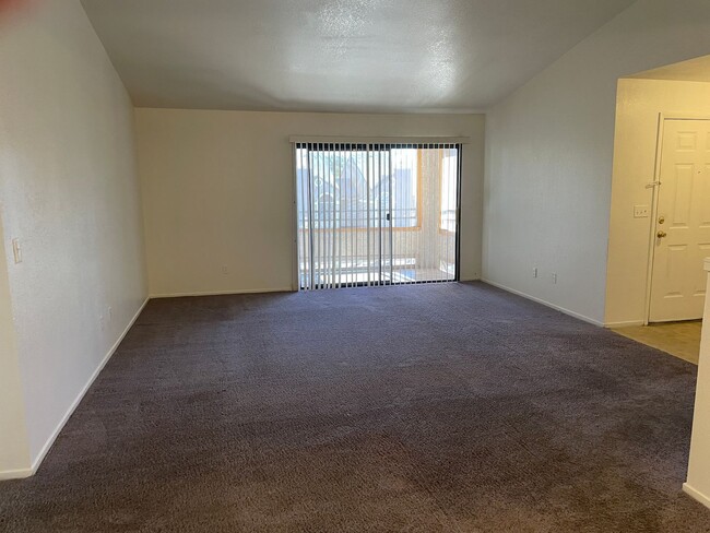 Building Photo - SW 3 Bedroom Condo!