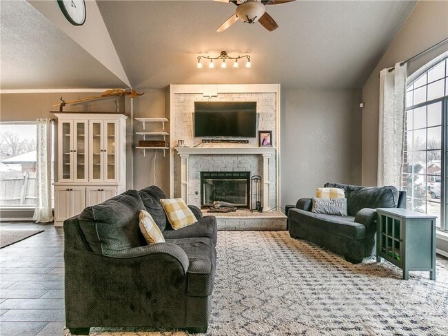 Building Photo - Gorgeous Home Located In Choctaw!!!